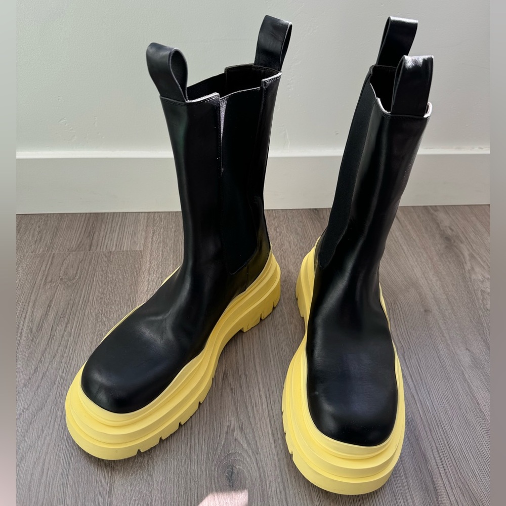 Bottega Veneta Women's Platform Chelsea leather Boots. Size 40